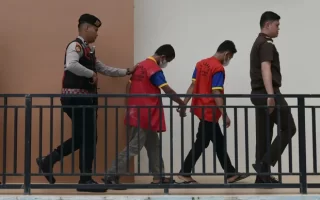 casal homoafetivo condenado a 80 chibatadas na Indonésia