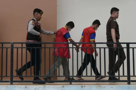 casal homoafetivo condenado a 80 chibatadas na Indonésia