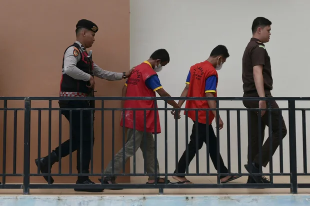 casal homoafetivo condenado a 80 chibatadas na Indonésia
